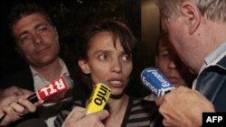 answers journalists' questions in front of the court in Aix-en-Provence, 27May2009