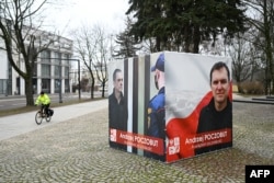 Стэнд з фотаздымкамі Анджэя Пачобута, зьняволенага журналіста польскай газеты Gazeta Wyborcza і прадстаўніка польскай меншасьці ў Беларусі. Беласток, 21 студзеня 2025