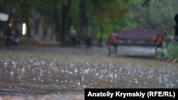 Дождь в Симферополе, архивное фото