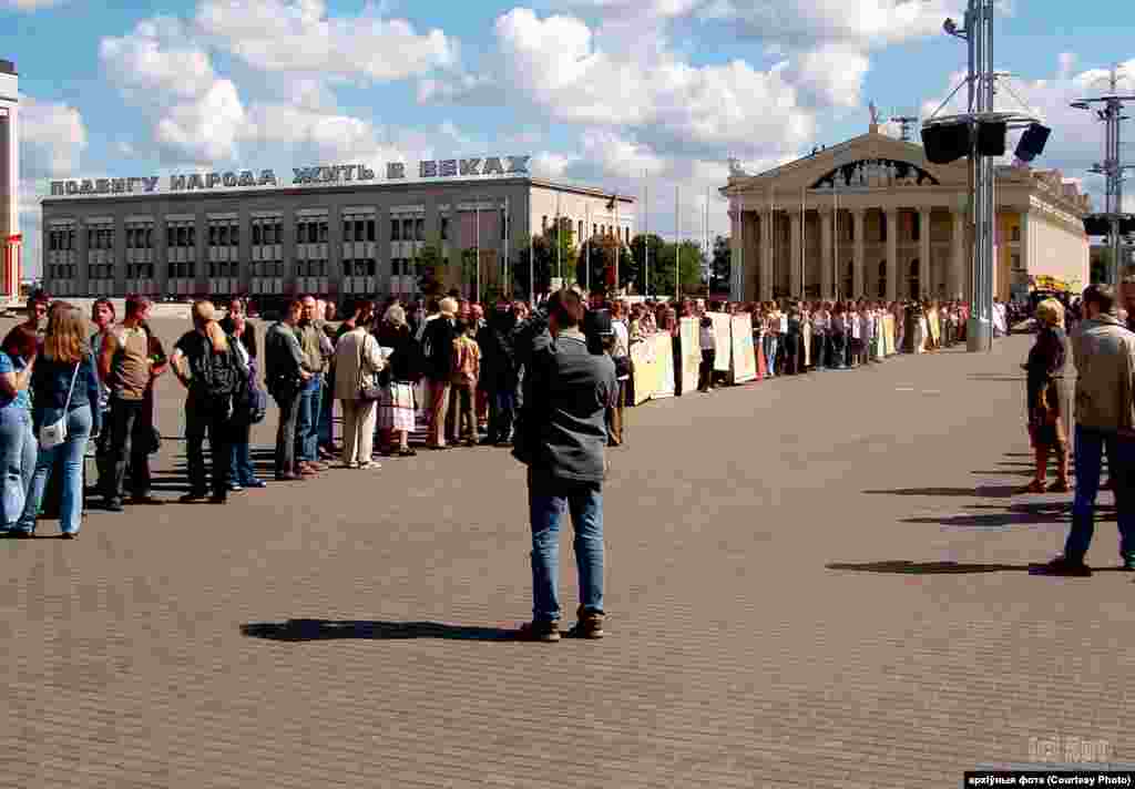 Акцыя ў абарону ліцэя на Кастрычніцкай Плошчы. Цягам лета 2003 году адбылося больш за 30 разнастайных пікетаў, пэрфомансаў, акцыяў у цэнтры Менску.