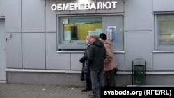 Belarus - In anticipation of the devaluation of the Belarusian ruble Minsk residents stand in line for currency in banks and actively buying household appliances in stores, 20Dec2014