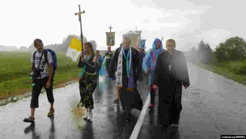 Перад Будславам пілігрымку сустрэў мітрапаліт Тадэвуш Кандрусевіч і дождж